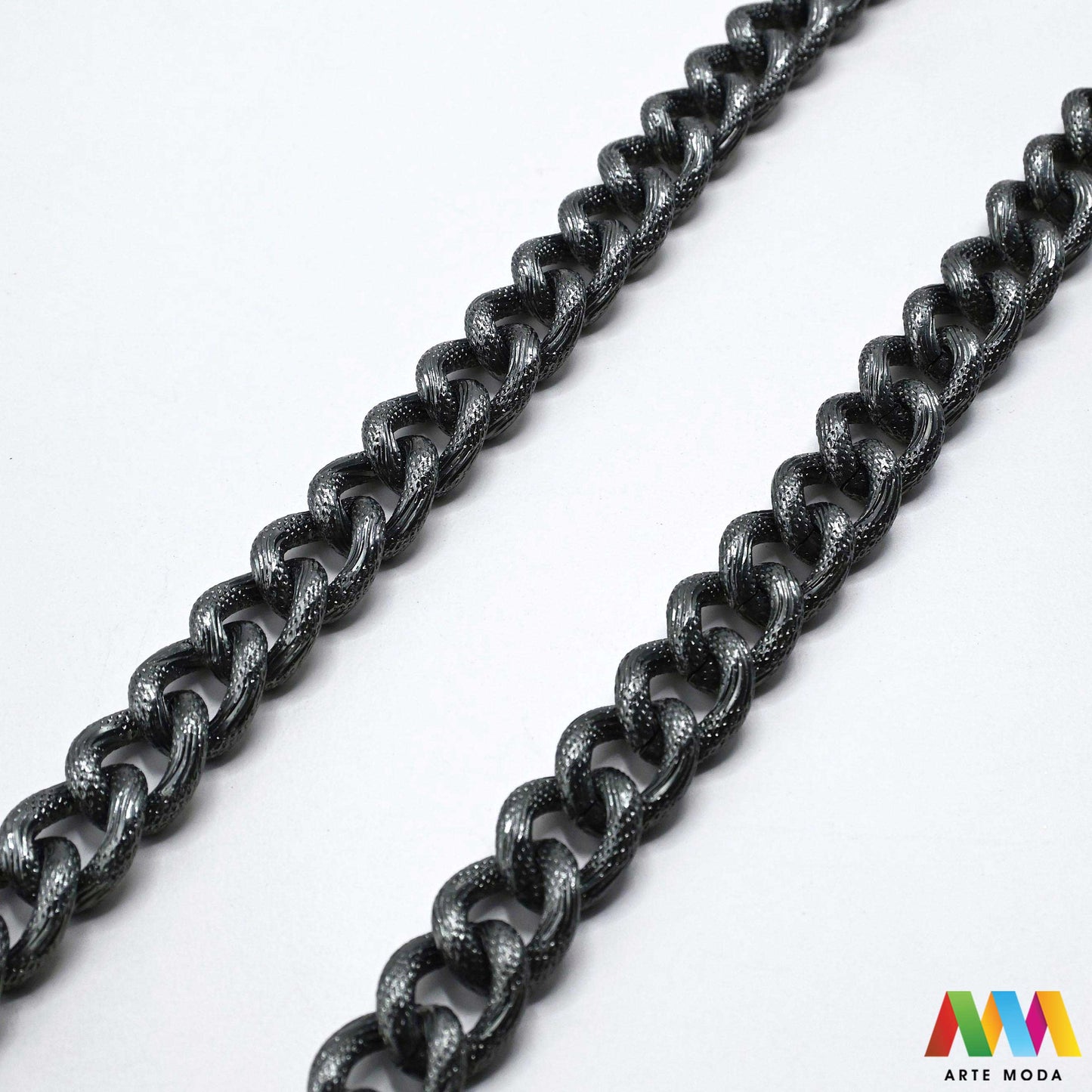aluminijski lanac torbe ruksak nakit lagani izrada aluminij DIY materijal remen ogrlice narukvice karike ručke pribor komponente ukrasni repromaterijal Želite lagan i trendi materijal Aluminijski lanci savršeni su za vaše projekte Idealni su za izradu laganih remena za torbe ili statement nakita ogrlice narukvice Lakši su od klasičnih metala ne opterećuju i dolaze u raznim bojama i debljinama Lako ih je rezati i oblikovati laganu eleganciju za svoj uradi sam nakit i modne dodatke arte moda repromaterijal