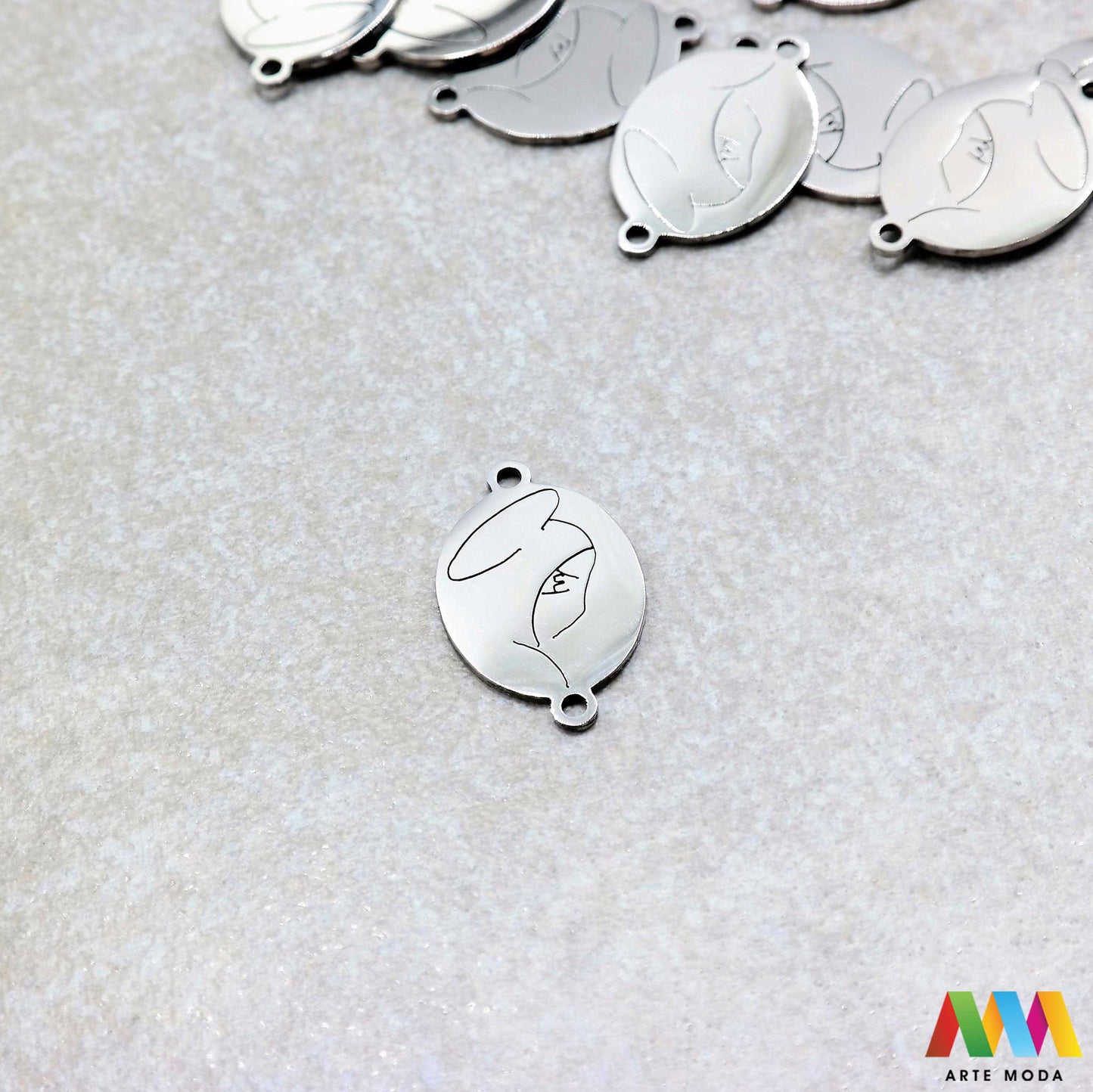 sakralni privjesci od čelika vjerski duhovni križevi medaljice vjerskim simbolima duhovnim motivima nakit značenjem čelični nehrđajućeg svetaca personalizirani anđeo Pronađite smirujući i snažan izraz svoje vjere i duhovnosti u našoj kolekciji sakralnih privjesaka izrađenih od kvalitetnog nehrđajućeg čelika Ovi izdržljivi i elegantni privjesci s vjerskim simbolima i duhovnim motivima idealni su za svakodnevno nošenje i kao promišljeni dar arte moda repromaterijal