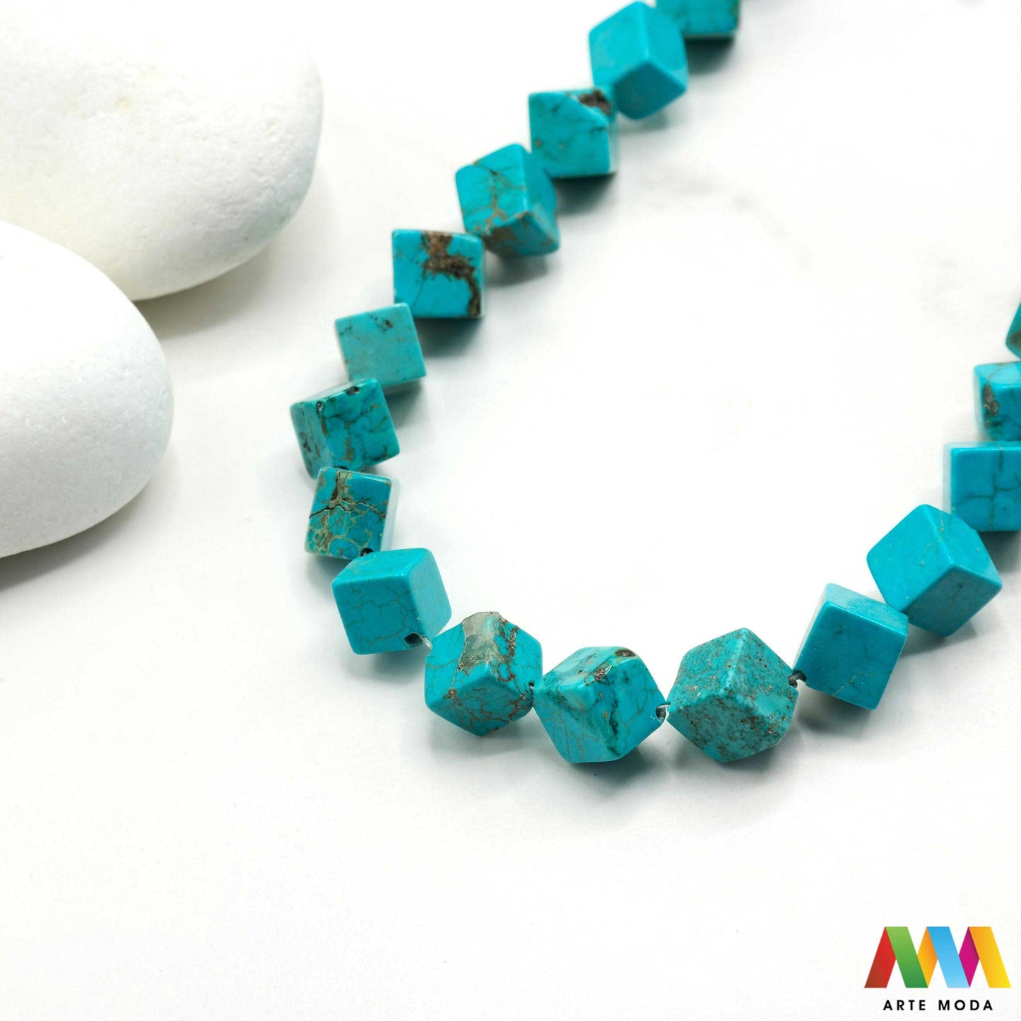 tirkiz poludragi kamen kristal mineral nakit prirodni meditacija zaštita sreća plava grlena čakra ljekovito kamenje energija kristala Simbol neba i mora ovaj prekrasni plavi poludragi kamen cijenjen je zbog svoje ljepote i metafizičkih svojstava Vjeruje se da pomaže u komunikaciji donosi sreću i štiti od negativne energije Savršen je za izradu nakita i meditaciju