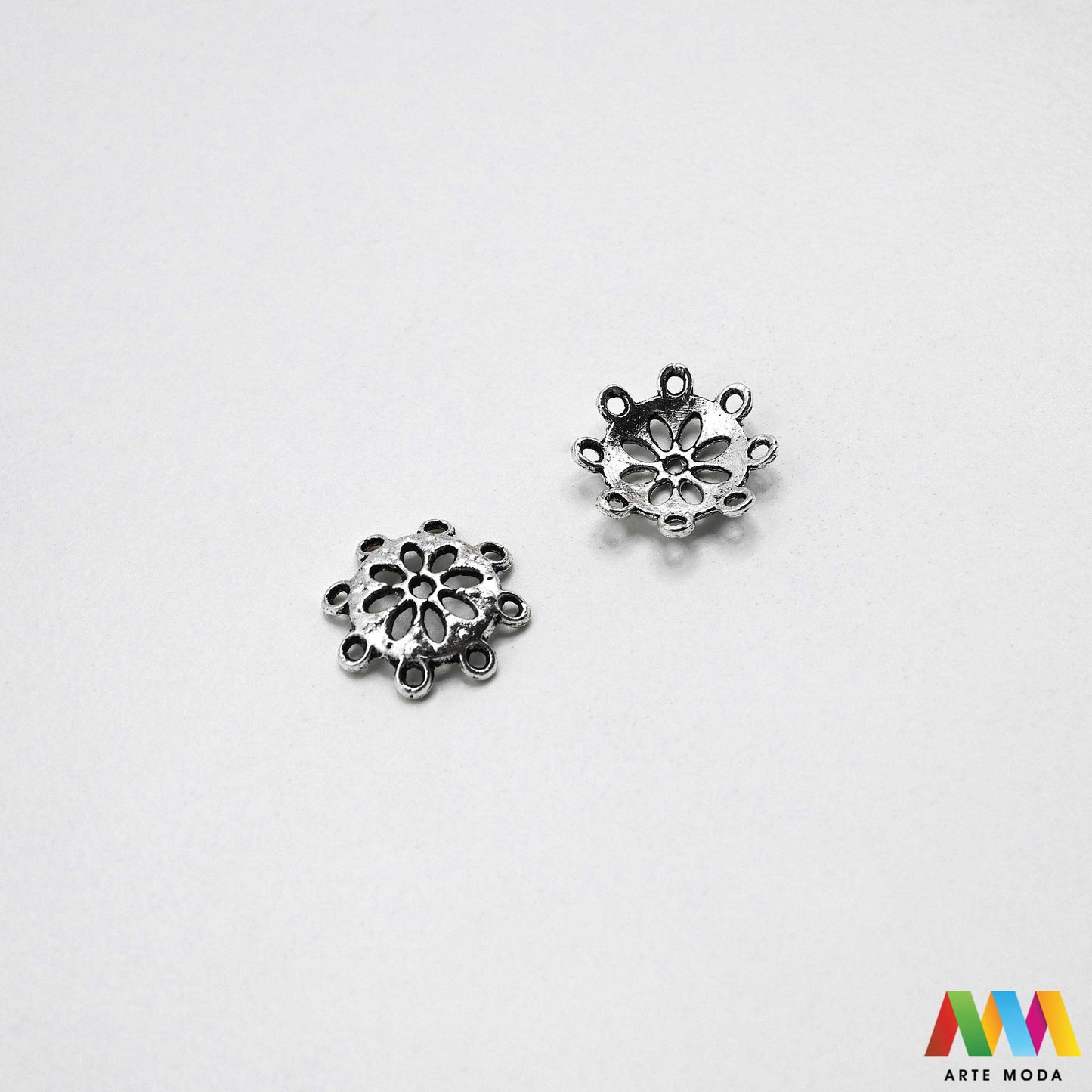 Luksuzne metalne filigranske ljevane kapice za perle u srebrnoj zlatnoj i brončanoj boji izložene Prikazane su čvrste i detaljno lijevane ornamentne kapice krunice i zvonoliki ukrasi koji obujmljuju okrugle staklene drvene i kamene perle pri izradi nakita Vrhunski metalni repromaterijal i masivniji dekorativni razdjelnici s preciznim rupama za nizanje namijenjeni za izradu unikatnih ogrlica narukvica i visećih naušnica u DIY radionicama za ručnu izradu modnog i vintage nakita arte moda repromaterijali