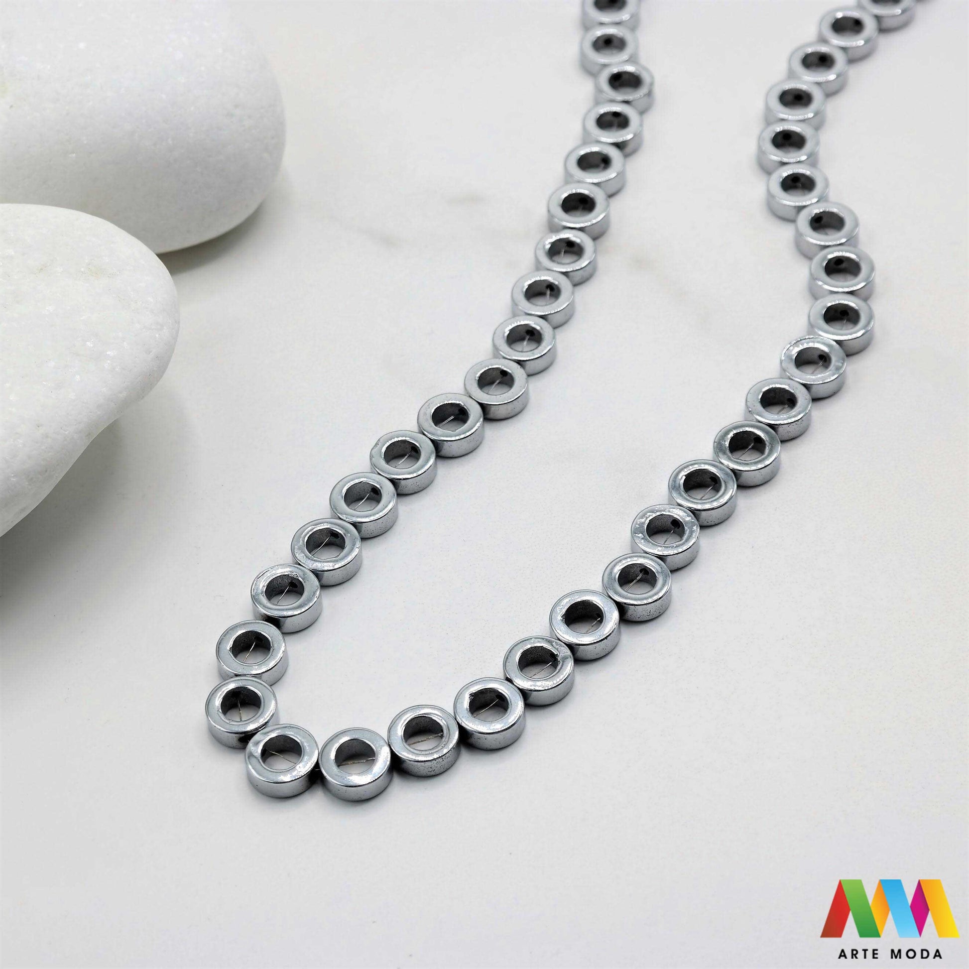 hematit krvavi kamen poludragi mineral metalni sjaj kvarc zrcalo kristal prirodni metalik meditacija zaštita repromaterijal Hematit (ili krvavi kamen) je prirodni mineral smeđe sive ili crne boje karakteriziran prisustvom hladnog metalnog sjaja Vjeruje se da pomaže u jačanju volje samopouzdanja i povezanosti s majkom zemljom Nakit izrađen od njega fascinira svojim tajanstvenim zrcalnim sjajem