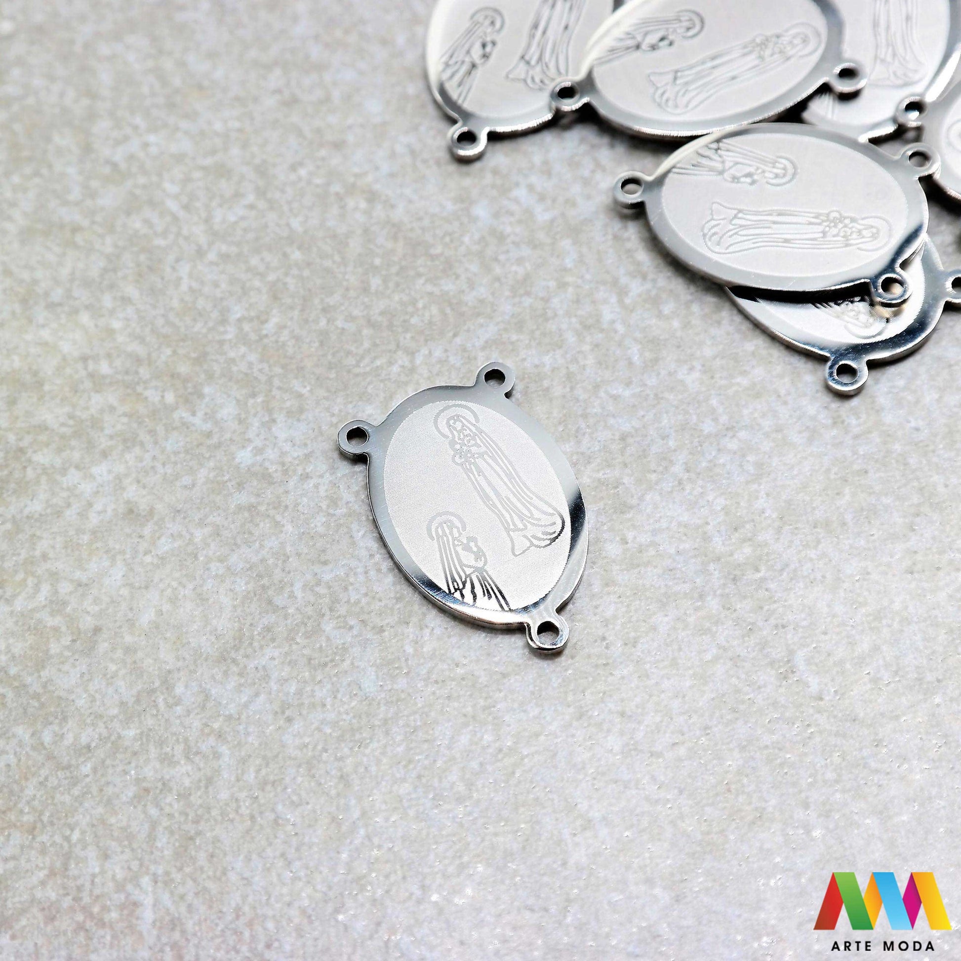 sakralni privjesci od čelika vjerski duhovni križevi medaljice vjerskim simbolima duhovnim motivima nakit značenjem čelični nehrđajućeg svetaca personalizirani anđeo Pronađite smirujući i snažan izraz svoje vjere i duhovnosti u našoj kolekciji sakralnih privjesaka izrađenih od kvalitetnog nehrđajućeg čelika Ovi izdržljivi i elegantni privjesci s vjerskim simbolima i duhovnim motivima idealni su za svakodnevno nošenje i kao promišljeni dar arte moda repromaterijal