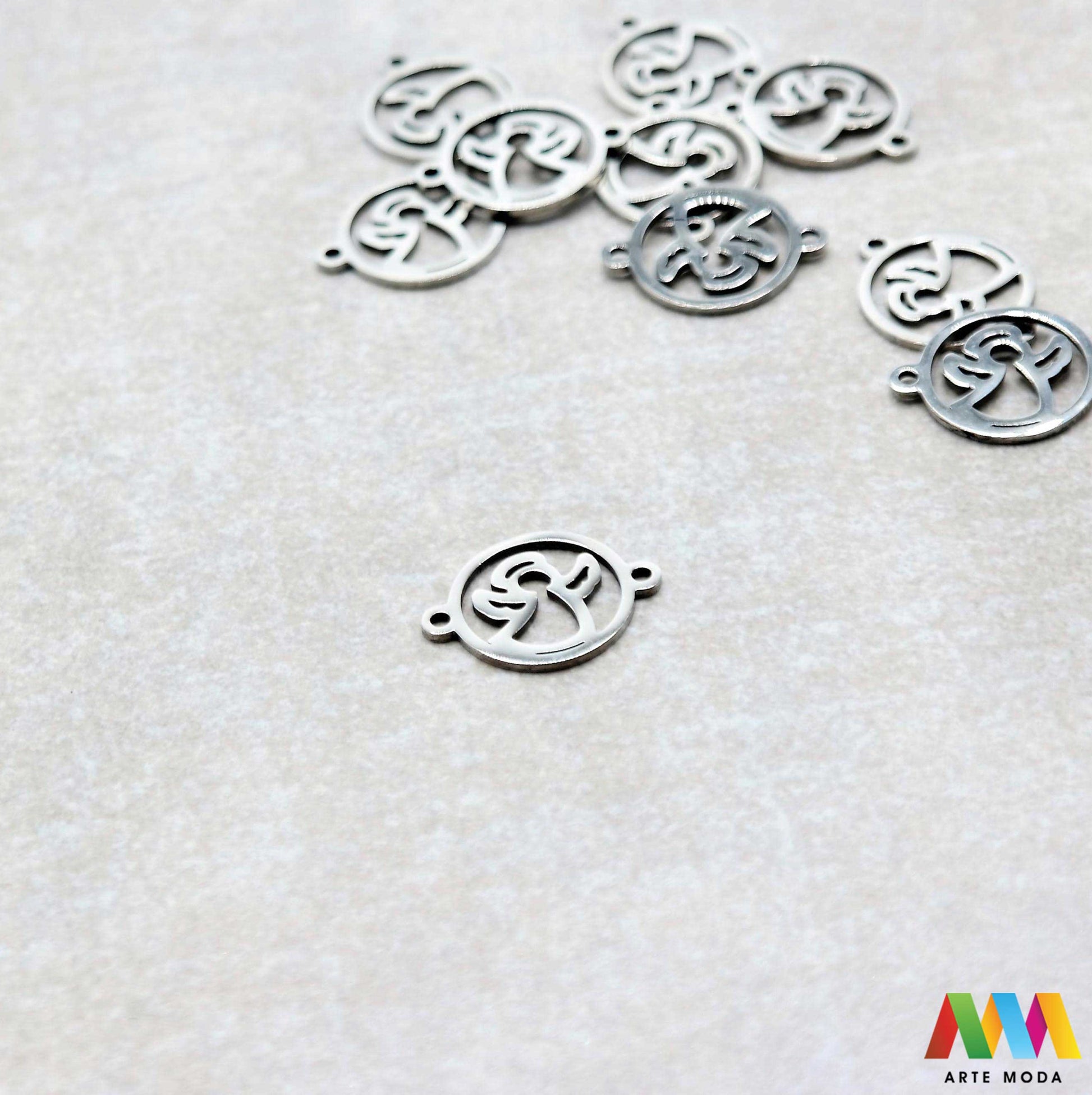 sakralni privjesci od čelika vjerski duhovni križevi medaljice vjerskim simbolima duhovnim motivima nakit značenjem čelični nehrđajućeg svetaca personalizirani anđeo Pronađite smirujući i snažan izraz svoje vjere i duhovnosti u našoj kolekciji sakralnih privjesaka izrađenih od kvalitetnog nehrđajućeg čelika Ovi izdržljivi i elegantni privjesci s vjerskim simbolima i duhovnim motivima idealni su za svakodnevno nošenje i kao promišljeni dar arte moda repromaterijal