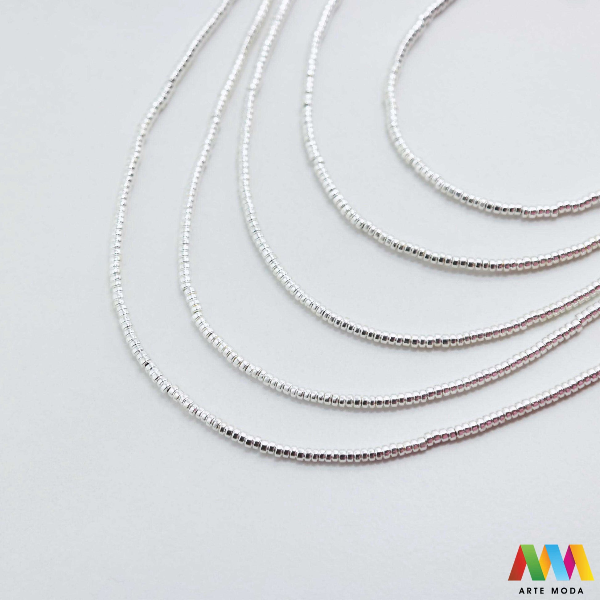 hematit krvavi kamen poludragi mineral metalni sjaj kvarc zrcalo kristal prirodni metalik meditacija zaštita repromaterijal Hematit (ili krvavi kamen) je prirodni mineral smeđe sive ili crne boje karakteriziran prisustvom hladnog metalnog sjaja Vjeruje se da pomaže u jačanju volje samopouzdanja i povezanosti s majkom zemljom Nakit izrađen od njega fascinira svojim tajanstvenim zrcalnim sjajem