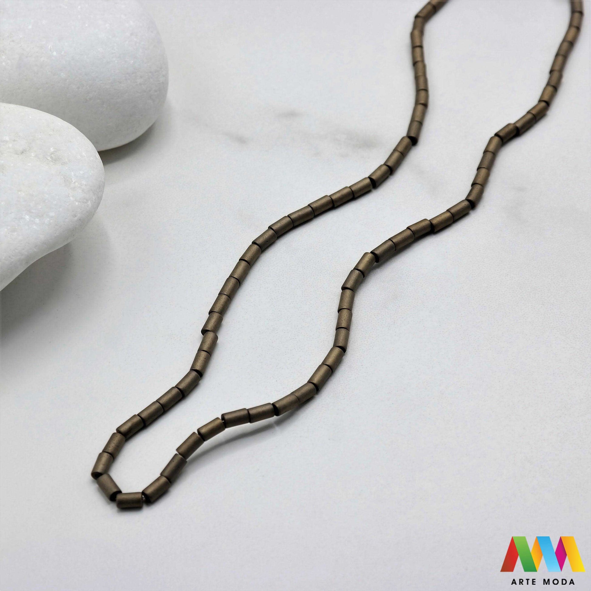hematit krvavi kamen poludragi mineral metalni sjaj kvarc zrcalo kristal prirodni metalik meditacija zaštita repromaterijal Hematit (ili krvavi kamen) je prirodni mineral smeđe sive ili crne boje karakteriziran prisustvom hladnog metalnog sjaja Vjeruje se da pomaže u jačanju volje samopouzdanja i povezanosti s majkom zemljom Nakit izrađen od njega fascinira svojim tajanstvenim zrcalnim sjajem