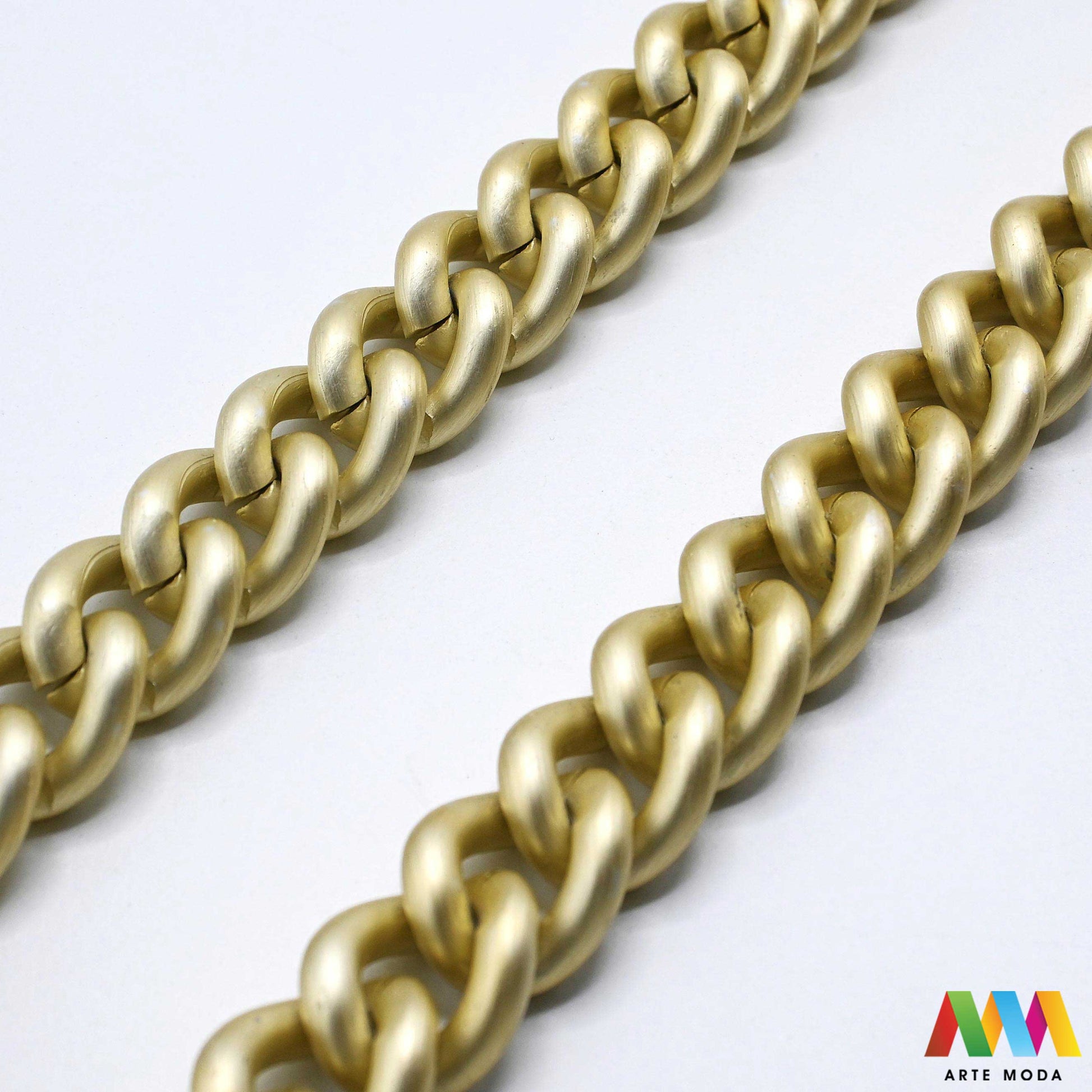 aluminijski lanac torbe ruksak nakit lagani izrada aluminij DIY materijal remen ogrlice narukvice karike ručke pribor komponente ukrasni repromaterijal Želite lagan i trendi materijal Aluminijski lanci savršeni su za vaše projekte Idealni su za izradu laganih remena za torbe ili statement nakita ogrlice narukvice Lakši su od klasičnih metala ne opterećuju i dolaze u raznim bojama i debljinama Lako ih je rezati i oblikovati laganu eleganciju za svoj uradi sam nakit i modne dodatke arte moda repromaterijal