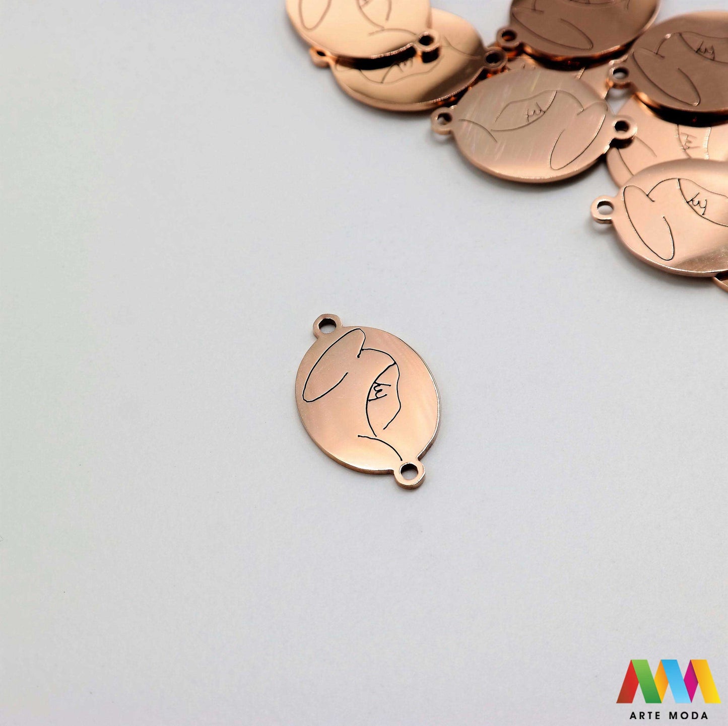 sakralni privjesci od čelika vjerski duhovni križevi medaljice vjerskim simbolima duhovnim motivima nakit značenjem čelični nehrđajućeg svetaca personalizirani anđeo Pronađite smirujući i snažan izraz svoje vjere i duhovnosti u našoj kolekciji sakralnih privjesaka izrađenih od kvalitetnog nehrđajućeg čelika Ovi izdržljivi i elegantni privjesci s vjerskim simbolima i duhovnim motivima idealni su za svakodnevno nošenje i kao promišljeni dar arte moda repromaterijal