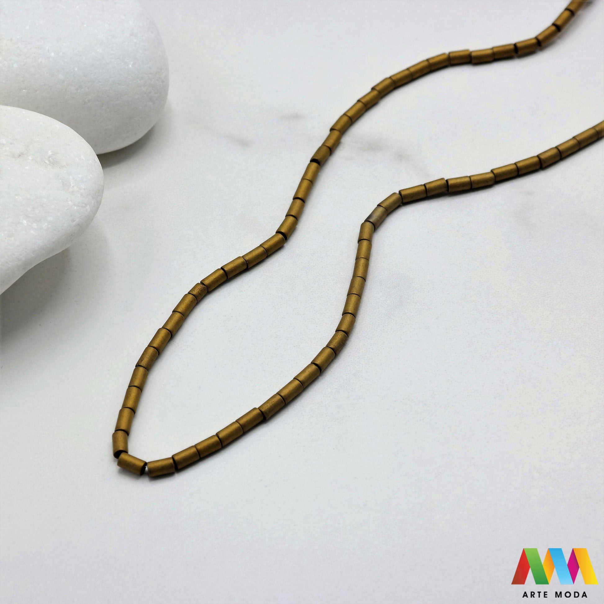 hematit krvavi kamen poludragi mineral metalni sjaj kvarc zrcalo kristal prirodni metalik meditacija zaštita repromaterijal Hematit (ili krvavi kamen) je prirodni mineral smeđe sive ili crne boje karakteriziran prisustvom hladnog metalnog sjaja Vjeruje se da pomaže u jačanju volje samopouzdanja i povezanosti s majkom zemljom Nakit izrađen od njega fascinira svojim tajanstvenim zrcalnim sjajem