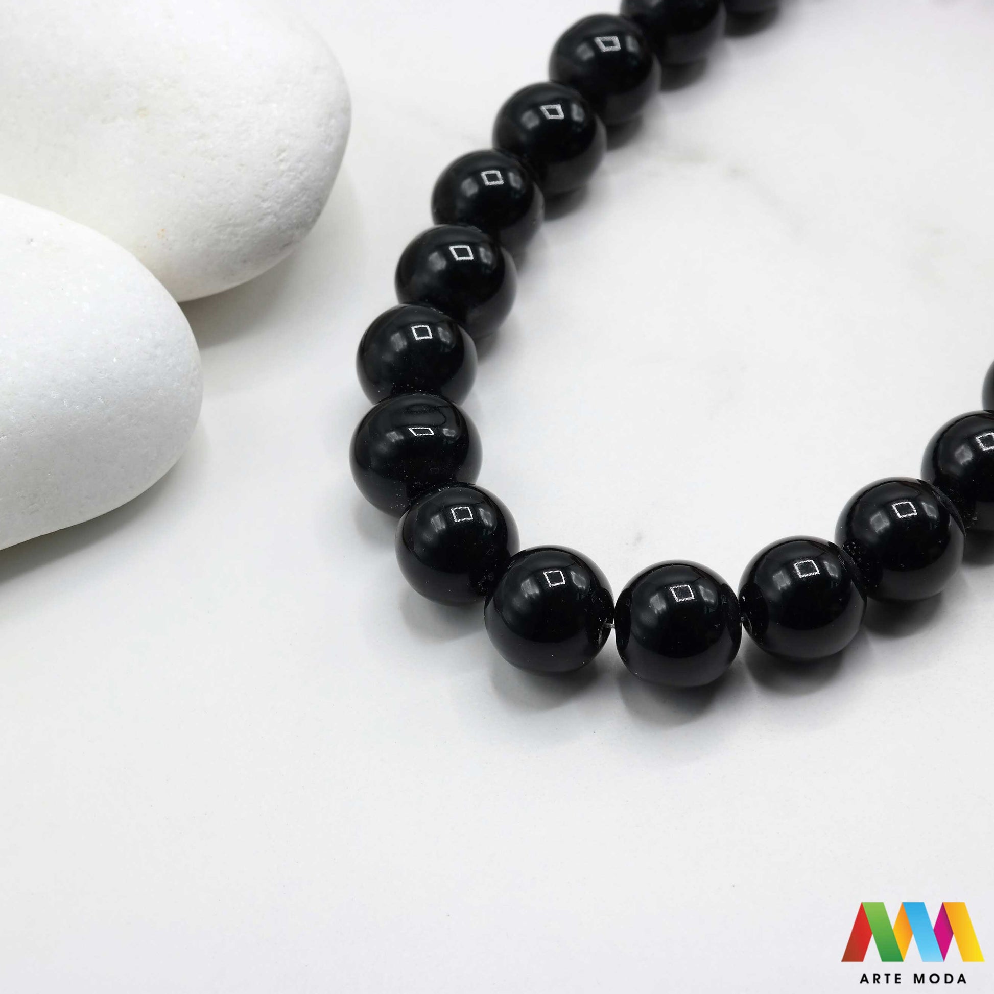 oniks onyx kristal kvarc kalcedon poludrago kamenje repromaterijal poludragi ukrasni kamen mineral crne perle crni muški nakit zaštite uzemljenje snaga izrada DIY mat sjajni narukvice ogrlice Otkrijte moć Oniksa Ovaj crni poludragi kamen simbolizira snagu zaštitu i uzemljenje Njegova duboka boja i elegantan finiš (mat/sjajni) savršeni su za sofisticirani muški i unisex nakit Birajte mat ili sjajne perle od Oniksa i unesite dozu klasične elegancije u svoj uradi sam nakit arte moda repromaterijal