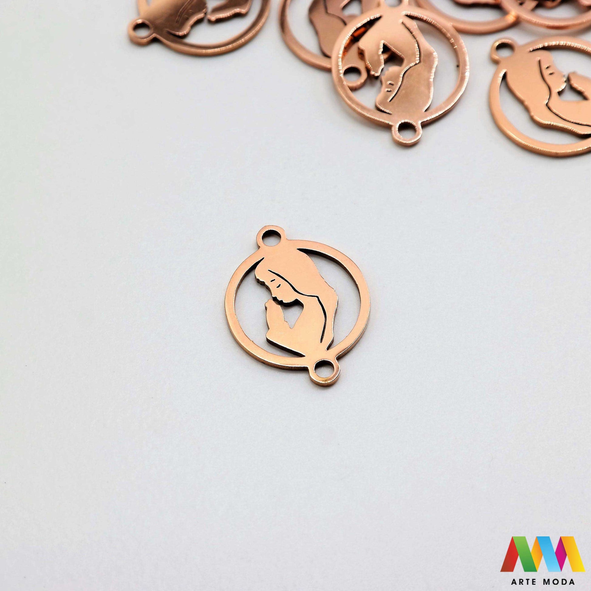 sakralni privjesci od čelika vjerski duhovni križevi medaljice vjerskim simbolima duhovnim motivima nakit značenjem čelični nehrđajućeg svetaca personalizirani anđeo Pronađite smirujući i snažan izraz svoje vjere i duhovnosti u našoj kolekciji sakralnih privjesaka izrađenih od kvalitetnog nehrđajućeg čelika Ovi izdržljivi i elegantni privjesci s vjerskim simbolima i duhovnim motivima idealni su za svakodnevno nošenje i kao promišljeni dar arte moda repromaterijal