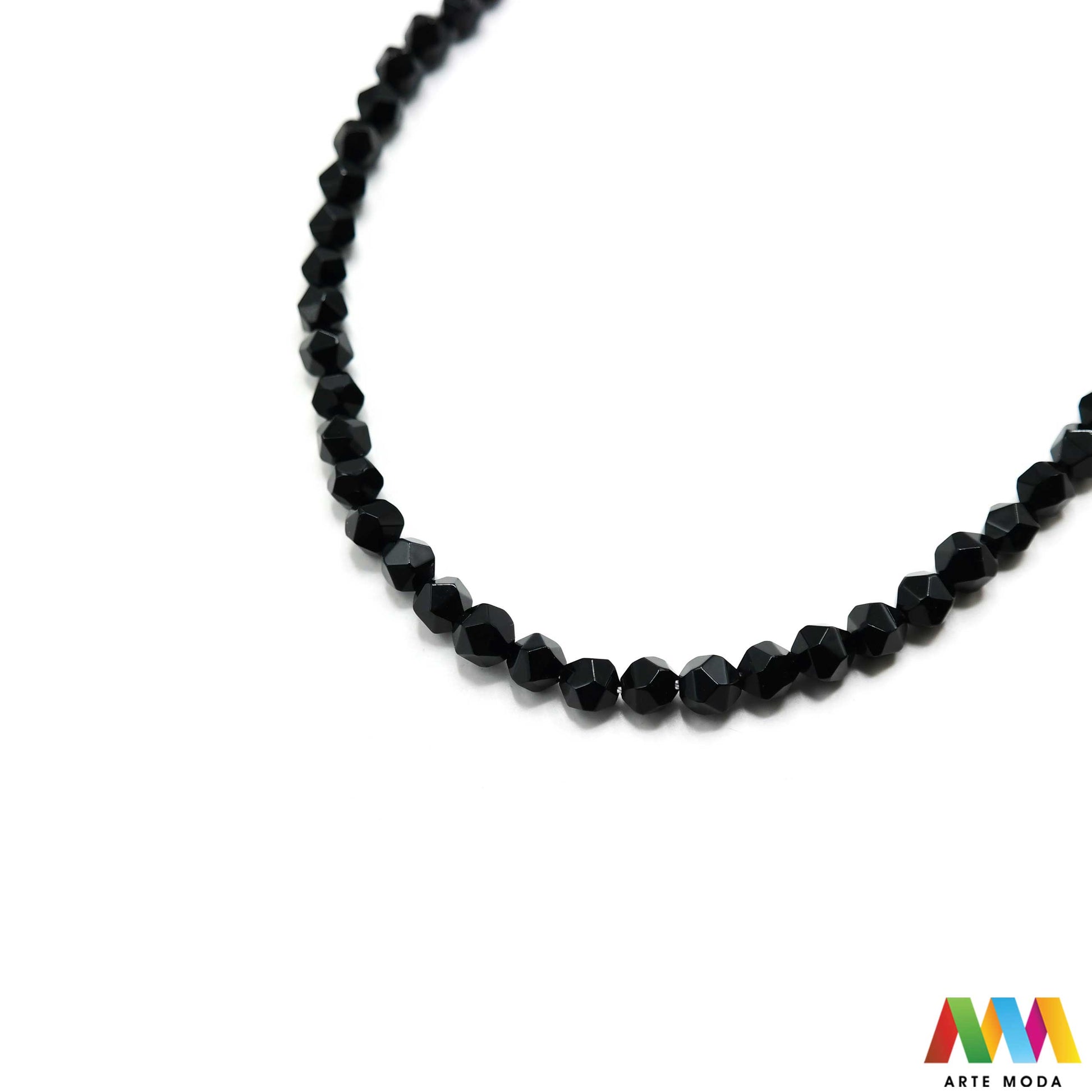 oniks onyx kristal kvarc kalcedon poludrago kamenje repromaterijal poludragi ukrasni kamen mineral crne perle crni muški nakit zaštite uzemljenje snaga izrada DIY mat sjajni narukvice ogrlice Otkrijte moć Oniksa Ovaj crni poludragi kamen simbolizira snagu zaštitu i uzemljenje Njegova duboka boja i elegantan finiš (mat/sjajni) savršeni su za sofisticirani muški i unisex nakit Birajte mat ili sjajne perle od Oniksa i unesite dozu klasične elegancije u svoj uradi sam nakit arte moda repromaterijal