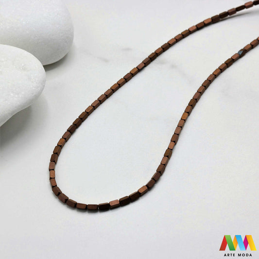 hematit krvavi kamen poludragi mineral metalni sjaj kvarc zrcalo kristal prirodni metalik meditacija zaštita repromaterijal Hematit (ili krvavi kamen) je prirodni mineral smeđe sive ili crne boje karakteriziran prisustvom hladnog metalnog sjaja Vjeruje se da pomaže u jačanju volje samopouzdanja i povezanosti s majkom zemljom Nakit izrađen od njega fascinira svojim tajanstvenim zrcalnim sjajem