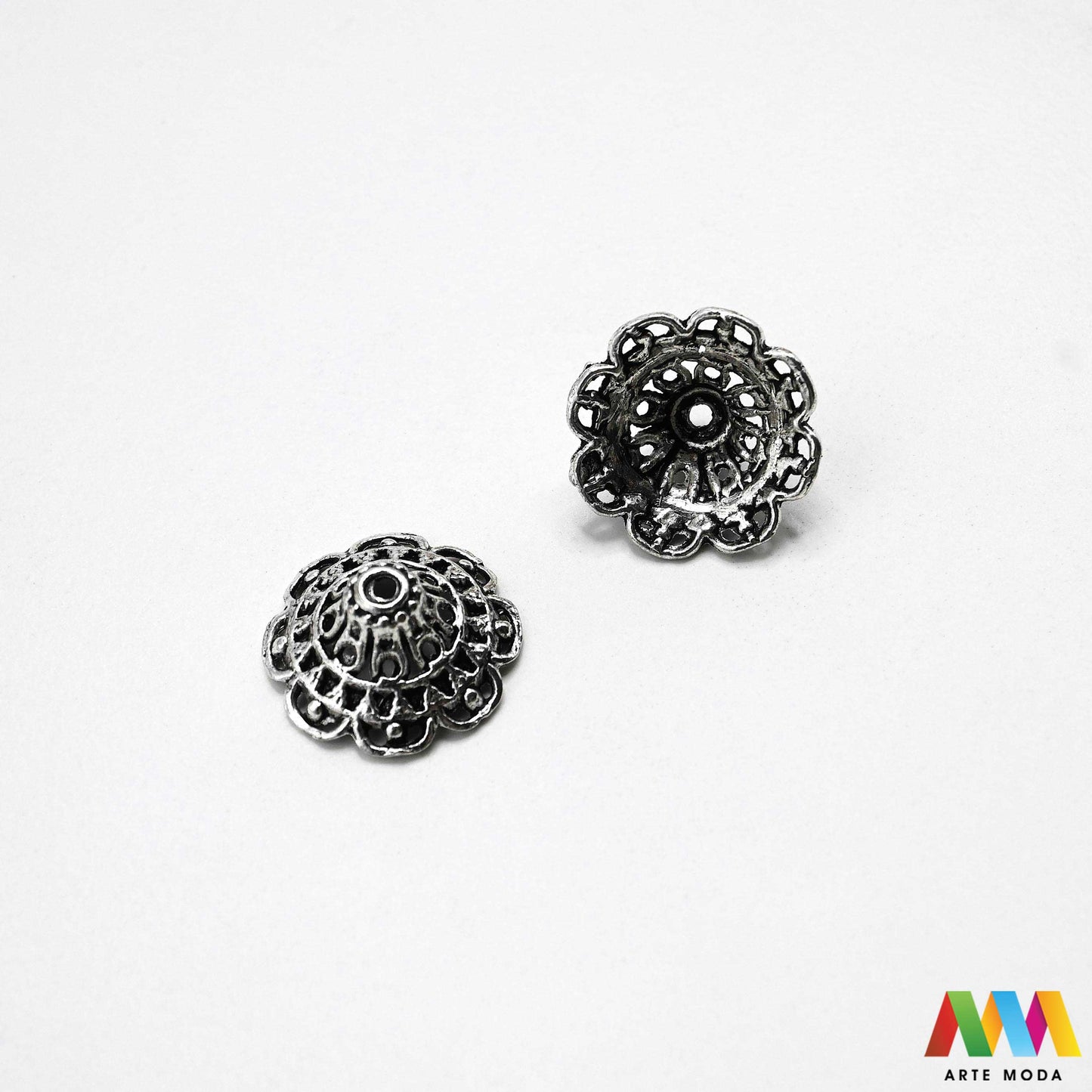 Luksuzne metalne filigranske ljevane kapice za perle u srebrnoj zlatnoj i brončanoj boji izložene Prikazane su čvrste i detaljno lijevane ornamentne kapice krunice i zvonoliki ukrasi koji obujmljuju okrugle staklene drvene i kamene perle pri izradi nakita Vrhunski metalni repromaterijal i masivniji dekorativni razdjelnici s preciznim rupama za nizanje namijenjeni za izradu unikatnih ogrlica narukvica i visećih naušnica u DIY radionicama za ručnu izradu modnog i vintage nakita arte moda repromaterijali