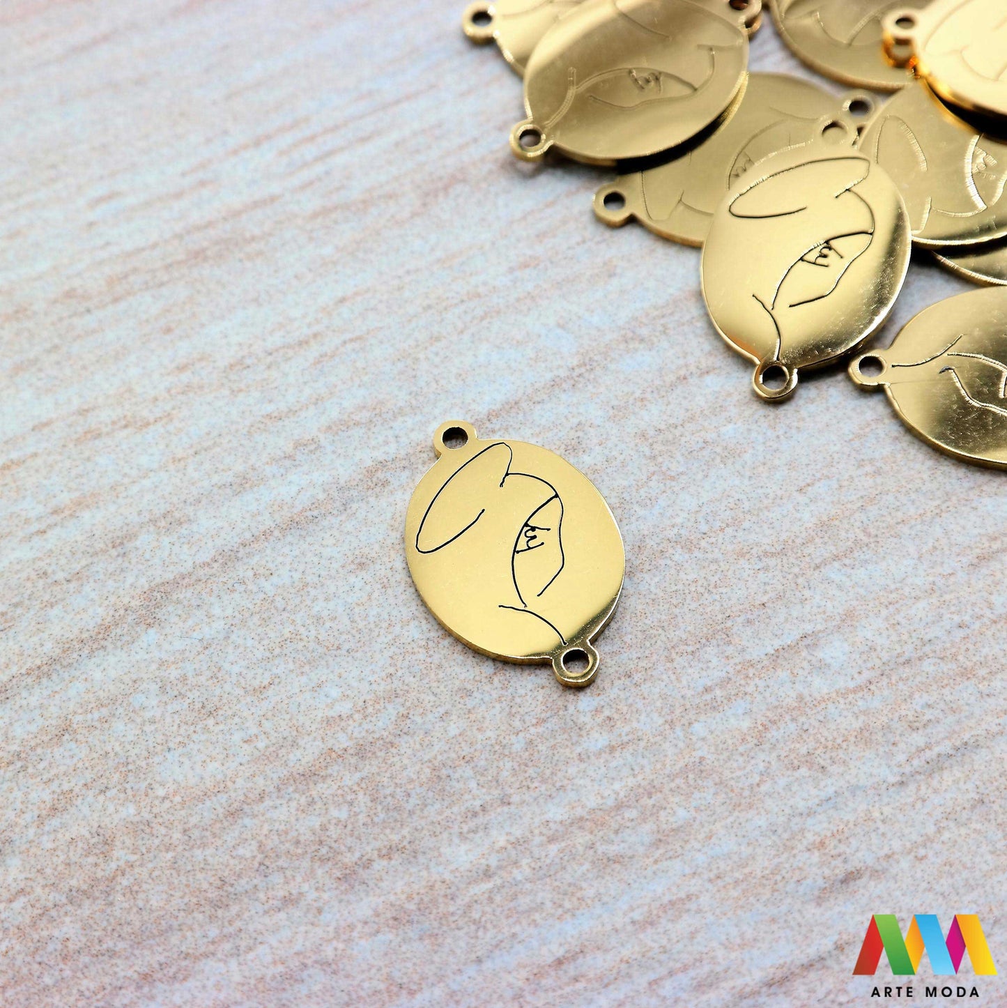 sakralni privjesci od čelika vjerski duhovni križevi medaljice vjerskim simbolima duhovnim motivima nakit značenjem čelični nehrđajućeg svetaca personalizirani anđeo Pronađite smirujući i snažan izraz svoje vjere i duhovnosti u našoj kolekciji sakralnih privjesaka izrađenih od kvalitetnog nehrđajućeg čelika Ovi izdržljivi i elegantni privjesci s vjerskim simbolima i duhovnim motivima idealni su za svakodnevno nošenje i kao promišljeni dar arte moda repromaterijal