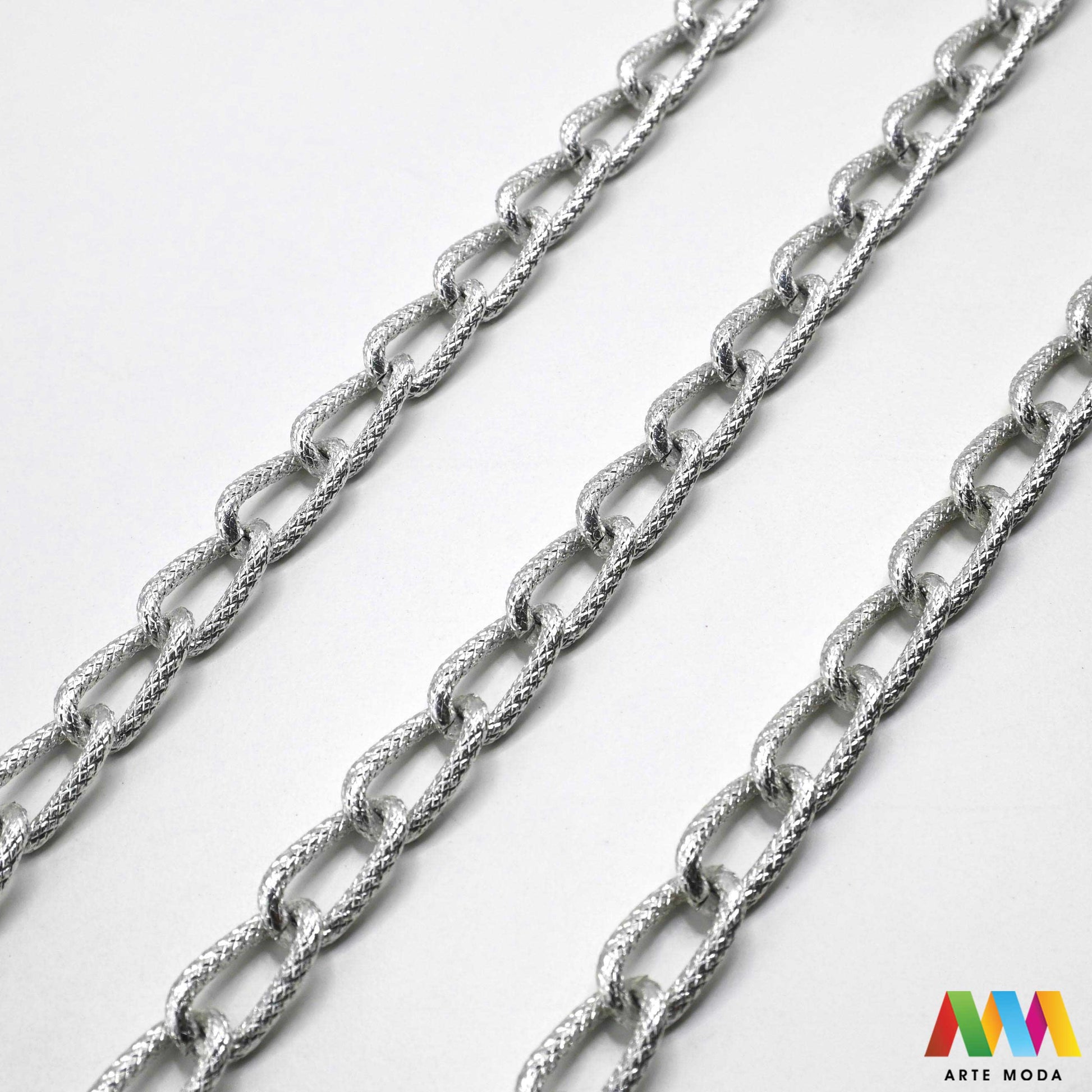 aluminijski lanac torbe ruksak nakit lagani izrada aluminij DIY materijal remen ogrlice narukvice karike ručke pribor komponente ukrasni repromaterijal Želite lagan i trendi materijal Aluminijski lanci savršeni su za vaše projekte Idealni su za izradu laganih remena za torbe ili statement nakita ogrlice narukvice Lakši su od klasičnih metala ne opterećuju i dolaze u raznim bojama i debljinama Lako ih je rezati i oblikovati laganu eleganciju za svoj uradi sam nakit i modne dodatke arte moda repromaterijal
