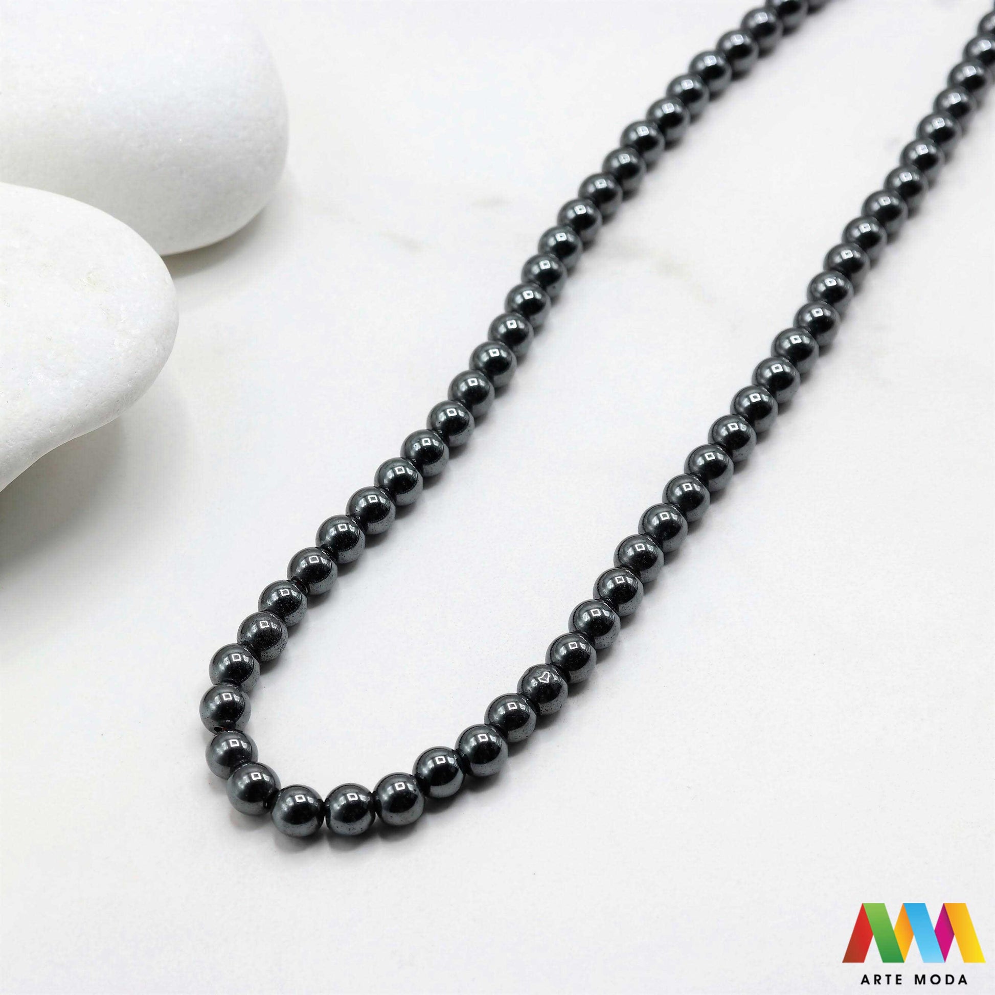 hematit krvavi kamen poludragi mineral metalni sjaj kvarc zrcalo kristal prirodni metalik meditacija zaštita repromaterijal Hematit (ili krvavi kamen) je prirodni mineral smeđe sive ili crne boje karakteriziran prisustvom hladnog metalnog sjaja Vjeruje se da pomaže u jačanju volje samopouzdanja i povezanosti s majkom zemljom Nakit izrađen od njega fascinira svojim tajanstvenim zrcalnim sjajem