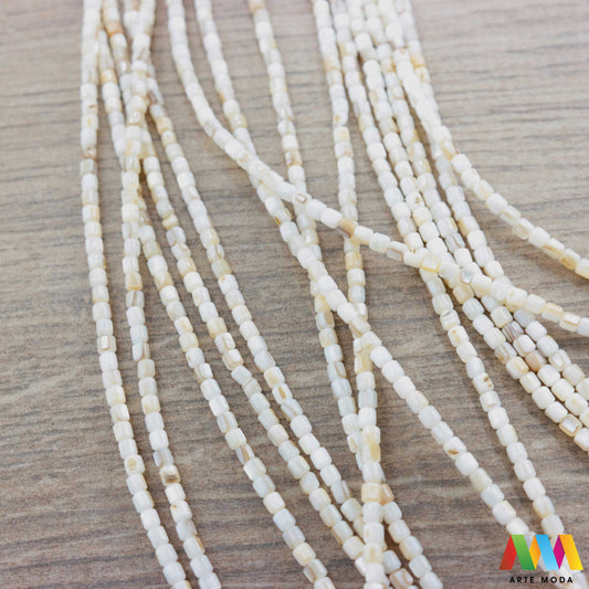 sedef školjka mekušac biser puž glavonožac kalcijev karbonat hitin poludrago kamenje repromaterijal poludragi kamen mineral Sedef je lako prepoznatljiva glatka tvar duginih boja koja tvori unutarnji sloj školjke određenih vrsta mekušaca i prekriva vanjski sloj bisera Sastoji se od kalcijevog karbonata kojeg izlučuju neki morski i slatkovodni mekušci te ga ova struktura čini otpornim na oštećenja dajući joj prepoznatljivi i jedinstveni sedefasti sjaj arte moda repromaterijal