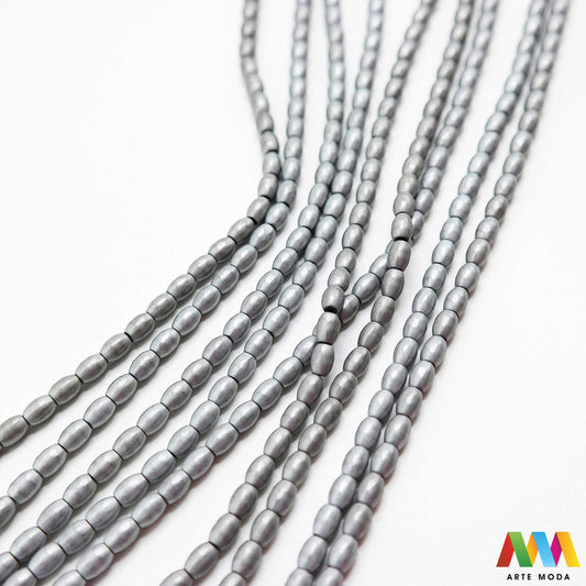 hematit krvavi kamen poludragi mineral metalni sjaj kvarc zrcalo kristal prirodni metalik meditacija zaštita repromaterijal Hematit (ili krvavi kamen) je prirodni mineral smeđe sive ili crne boje karakteriziran prisustvom hladnog metalnog sjaja Vjeruje se da pomaže u jačanju volje samopouzdanja i povezanosti s majkom zemljom Nakit izrađen od njega fascinira svojim tajanstvenim zrcalnim sjajem