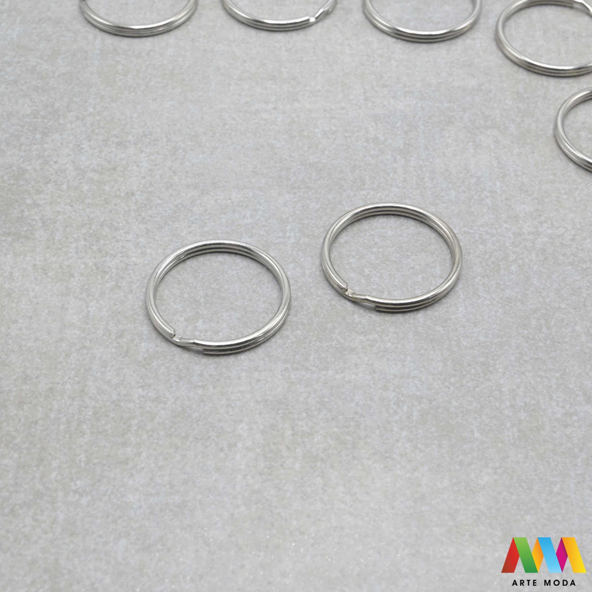 prsteni split rings privjesak baza metalni srebrne DIY lancem baze nakit materijal Osigurajte svoje kreacije uz najčvršće baze Naše metalne alke za ključeve neizostavan su repromaterijal za izradu personaliziranih privjesaka suvenira unikatnih detalja za torbe Zahvaljujući dizajnu dvostrukog prstena ove alke pružaju maksimalnu sigurnost i zadržavaju svoj oblik i nakon dugotrajnog korištenja Izaberite idealnu veličinu za svoj uradi sam projekt stvorite praktične trajne modne dodatke arte moda repromaterijal