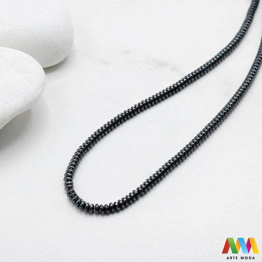 hematit krvavi kamen poludragi mineral metalni sjaj kvarc zrcalo kristal prirodni metalik meditacija zaštita repromaterijal Hematit (ili krvavi kamen) je prirodni mineral smeđe sive ili crne boje karakteriziran prisustvom hladnog metalnog sjaja Vjeruje se da pomaže u jačanju volje samopouzdanja i povezanosti s majkom zemljom Nakit izrađen od njega fascinira svojim tajanstvenim zrcalnim sjajem