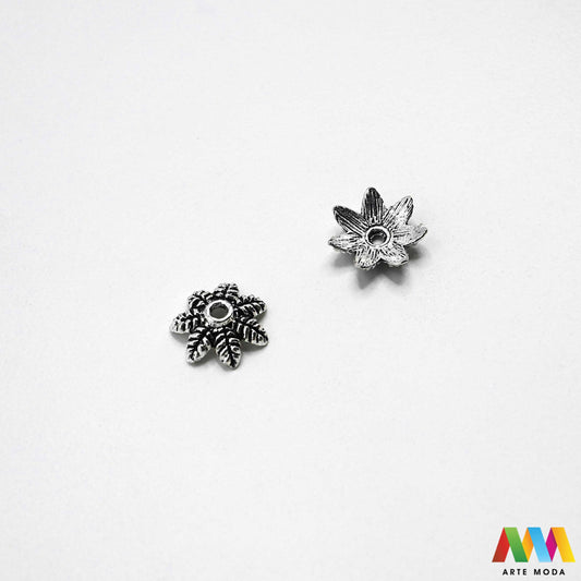 Luksuzne metalne filigranske ljevane kapice za perle u srebrnoj zlatnoj i brončanoj boji izložene Prikazane su čvrste i detaljno lijevane ornamentne kapice krunice i zvonoliki ukrasi koji obujmljuju okrugle staklene drvene i kamene perle pri izradi nakita Vrhunski metalni repromaterijal i masivniji dekorativni razdjelnici s preciznim rupama za nizanje namijenjeni za izradu unikatnih ogrlica narukvica i visećih naušnica u DIY radionicama za ručnu izradu modnog i vintage nakita arte moda repromaterijali
