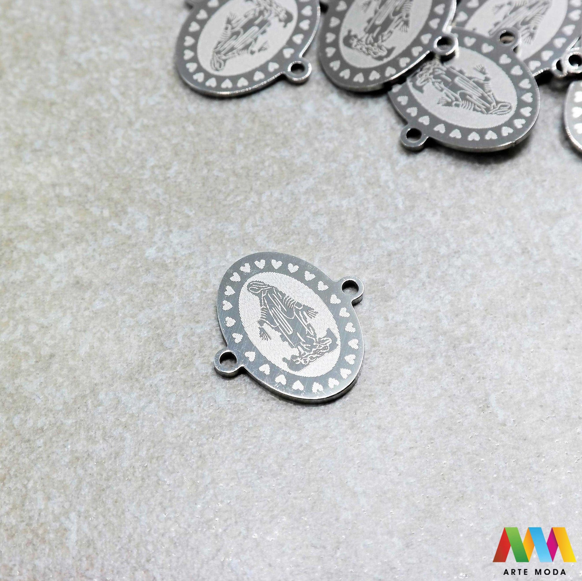 sakralni privjesci od čelika vjerski duhovni križevi medaljice vjerskim simbolima duhovnim motivima nakit značenjem čelični nehrđajućeg svetaca personalizirani anđeo Pronađite smirujući i snažan izraz svoje vjere i duhovnosti u našoj kolekciji sakralnih privjesaka izrađenih od kvalitetnog nehrđajućeg čelika Ovi izdržljivi i elegantni privjesci s vjerskim simbolima i duhovnim motivima idealni su za svakodnevno nošenje i kao promišljeni dar arte moda repromaterijal