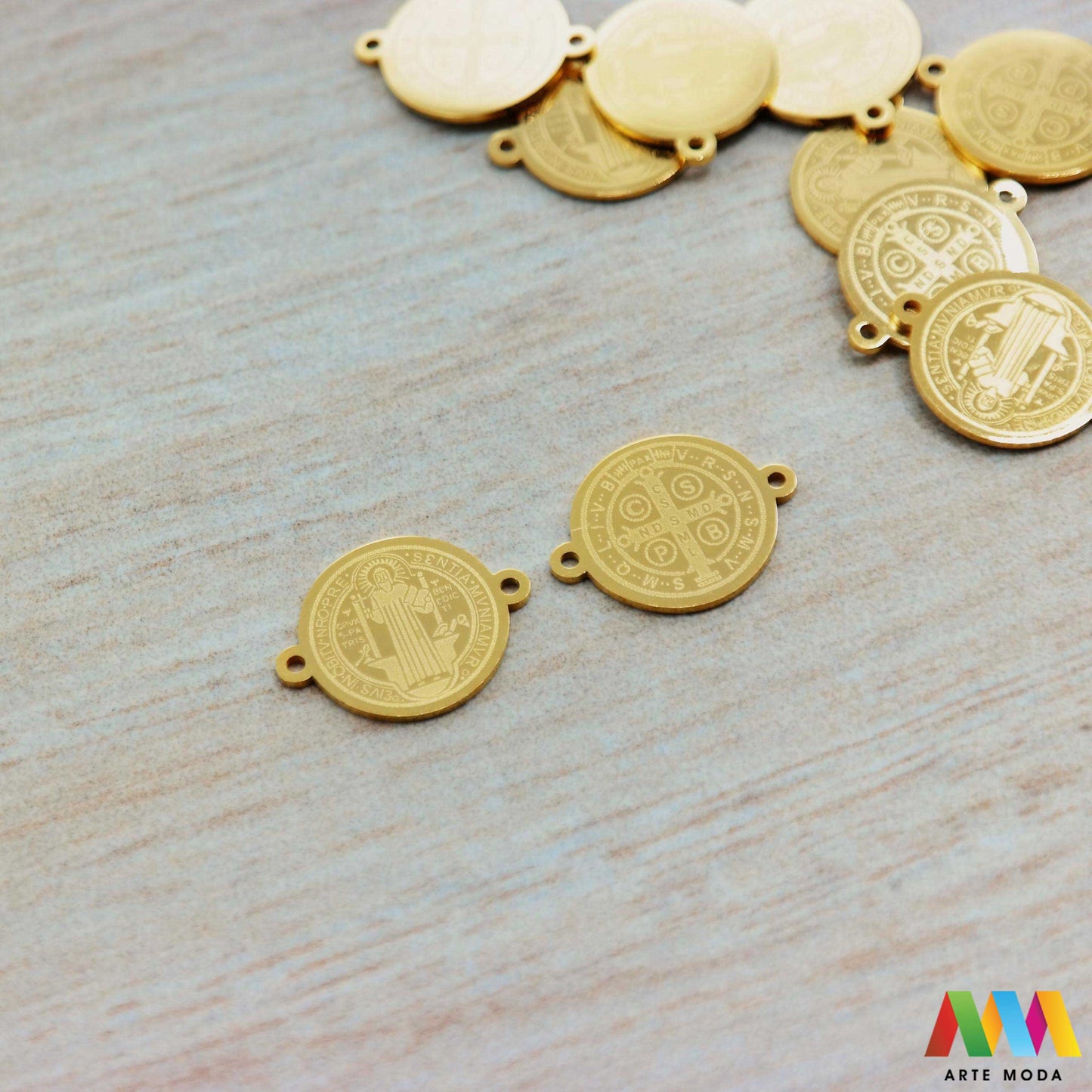 sakralni privjesci od čelika vjerski duhovni križevi medaljice vjerskim simbolima duhovnim motivima nakit značenjem čelični nehrđajućeg svetaca personalizirani anđeo Pronađite smirujući i snažan izraz svoje vjere i duhovnosti u našoj kolekciji sakralnih privjesaka izrađenih od kvalitetnog nehrđajućeg čelika Ovi izdržljivi i elegantni privjesci s vjerskim simbolima i duhovnim motivima idealni su za svakodnevno nošenje i kao promišljeni dar arte moda repromaterijal