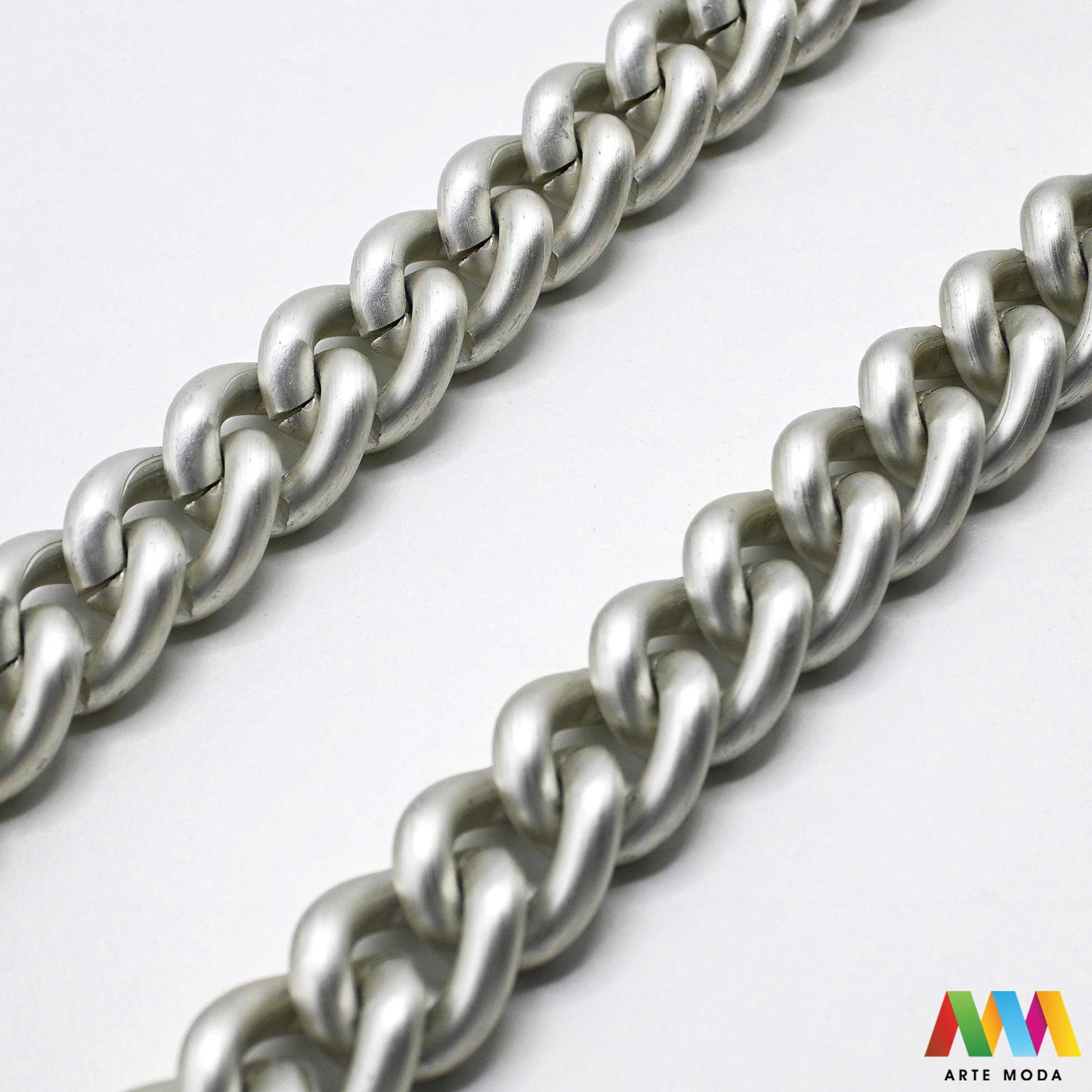 aluminijski lanac torbe ruksak nakit lagani izrada aluminij DIY materijal remen ogrlice narukvice karike ručke pribor komponente ukrasni repromaterijal Želite lagan i trendi materijal Aluminijski lanci savršeni su za vaše projekte Idealni su za izradu laganih remena za torbe ili statement nakita ogrlice narukvice Lakši su od klasičnih metala ne opterećuju i dolaze u raznim bojama i debljinama Lako ih je rezati i oblikovati laganu eleganciju za svoj uradi sam nakit i modne dodatke arte moda repromaterijal