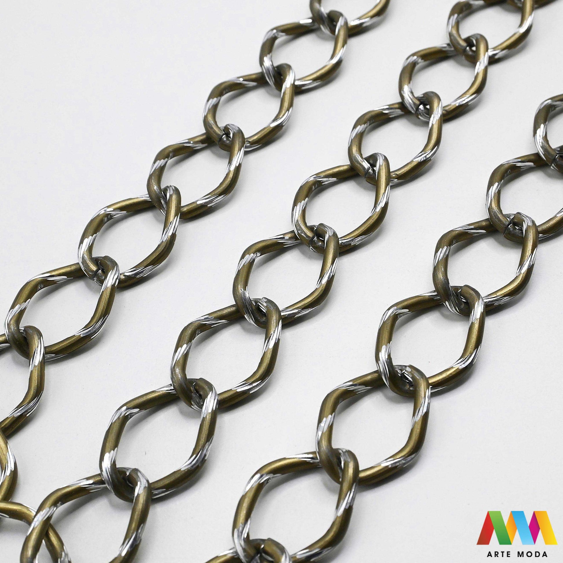 aluminijski lanac torbe ruksak nakit lagani izrada aluminij DIY materijal remen ogrlice narukvice karike ručke pribor komponente ukrasni repromaterijal Želite lagan i trendi materijal Aluminijski lanci savršeni su za vaše projekte Idealni su za izradu laganih remena za torbe ili statement nakita ogrlice narukvice Lakši su od klasičnih metala ne opterećuju i dolaze u raznim bojama i debljinama Lako ih je rezati i oblikovati laganu eleganciju za svoj uradi sam nakit i modne dodatke arte moda repromaterijal