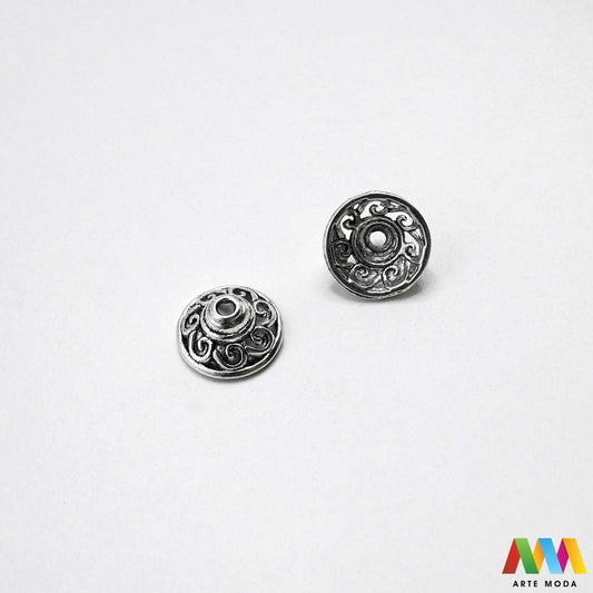 Luksuzne metalne filigranske ljevane kapice za perle u srebrnoj zlatnoj i brončanoj boji izložene Prikazane su čvrste i detaljno lijevane ornamentne kapice krunice i zvonoliki ukrasi koji obujmljuju okrugle staklene drvene i kamene perle pri izradi nakita Vrhunski metalni repromaterijal i masivniji dekorativni razdjelnici s preciznim rupama za nizanje namijenjeni za izradu unikatnih ogrlica narukvica i visećih naušnica u DIY radionicama za ručnu izradu modnog i vintage nakita arte moda repromaterijali