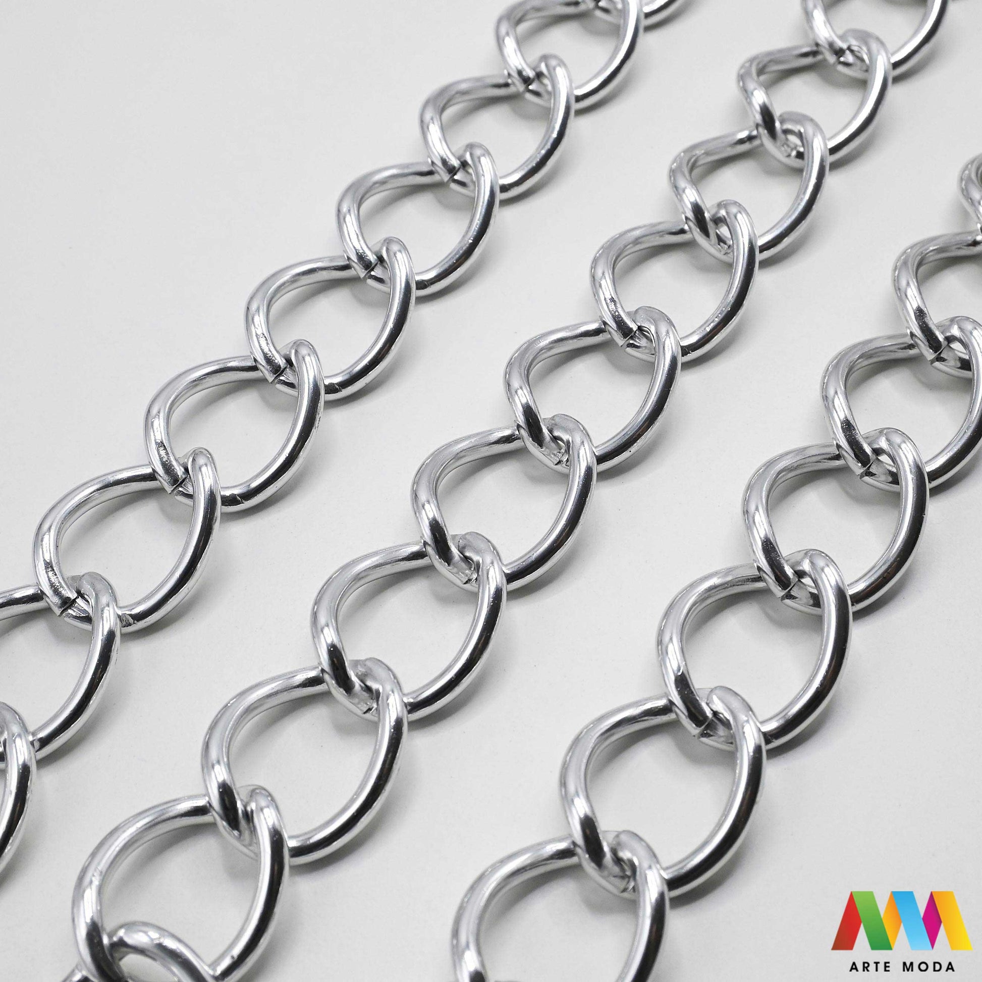 aluminijski lanac torbe ruksak nakit lagani izrada aluminij DIY materijal remen ogrlice narukvice karike ručke pribor komponente ukrasni repromaterijal Želite lagan i trendi materijal Aluminijski lanci savršeni su za vaše projekte Idealni su za izradu laganih remena za torbe ili statement nakita ogrlice narukvice Lakši su od klasičnih metala ne opterećuju i dolaze u raznim bojama i debljinama Lako ih je rezati i oblikovati laganu eleganciju za svoj uradi sam nakit i modne dodatke arte moda repromaterijal