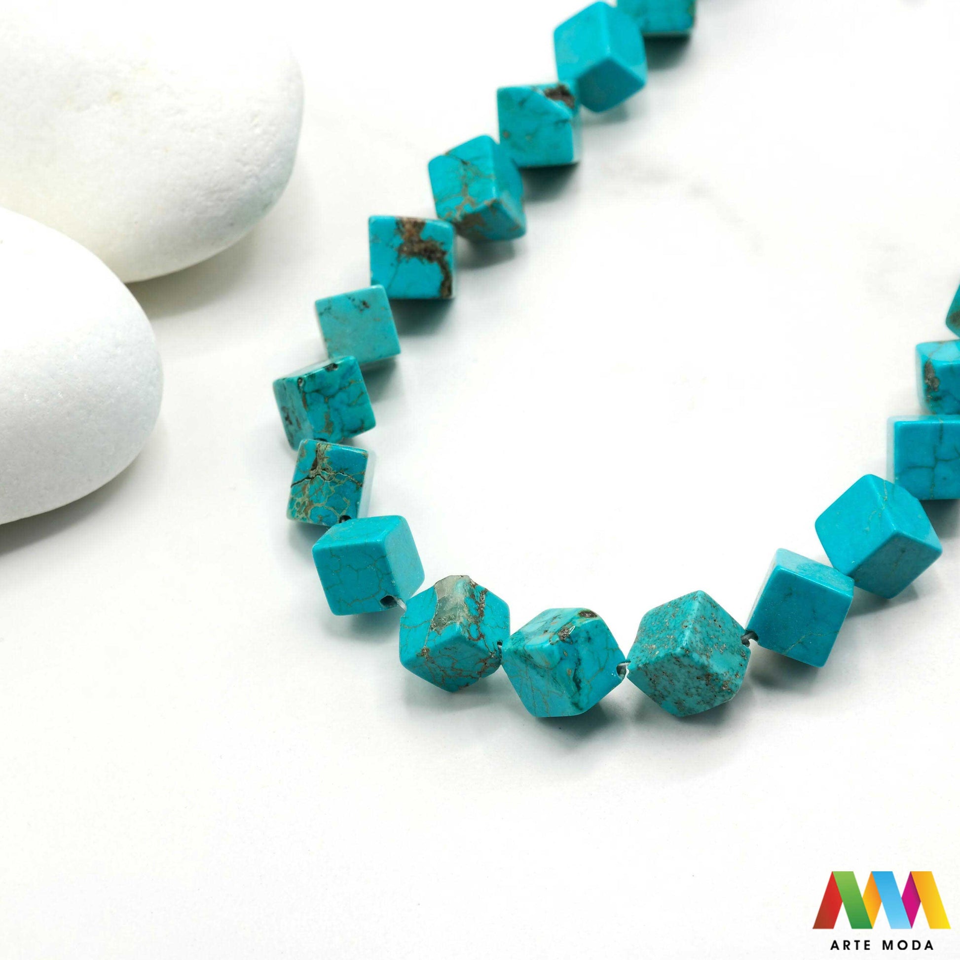 tirkiz poludragi kamen kristal mineral nakit prirodni meditacija zaštita sreća plava grlena čakra ljekovito kamenje energija kristala Simbol neba i mora ovaj prekrasni plavi poludragi kamen cijenjen je zbog svoje ljepote i metafizičkih svojstava Vjeruje se da pomaže u komunikaciji donosi sreću i štiti od negativne energije Savršen je za izradu nakita i meditaciju