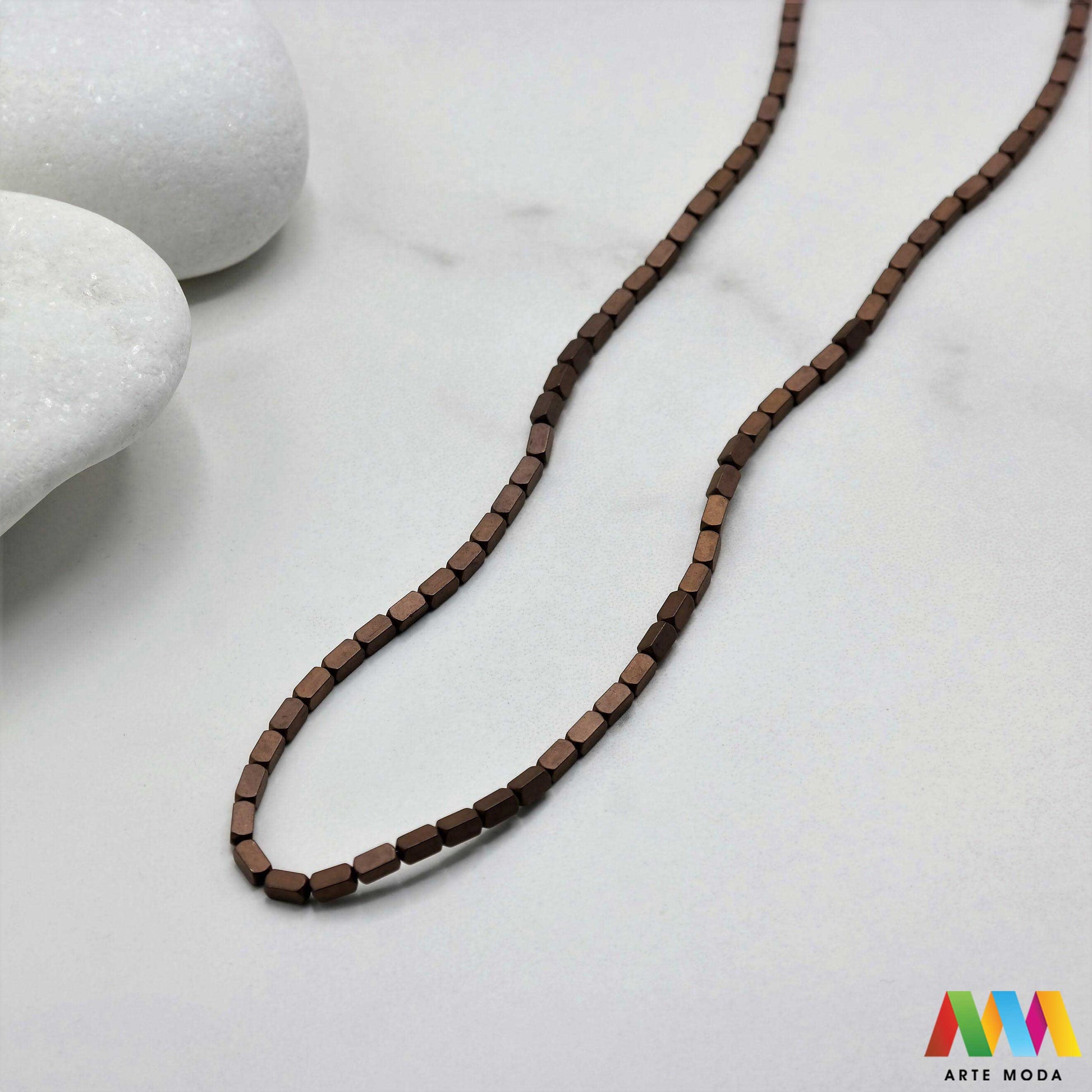 hematit krvavi kamen poludragi mineral metalni sjaj kvarc zrcalo kristal prirodni metalik meditacija zaštita repromaterijal Hematit (ili krvavi kamen) je prirodni mineral smeđe sive ili crne boje karakteriziran prisustvom hladnog metalnog sjaja Vjeruje se da pomaže u jačanju volje samopouzdanja i povezanosti s majkom zemljom Nakit izrađen od njega fascinira svojim tajanstvenim zrcalnim sjajem