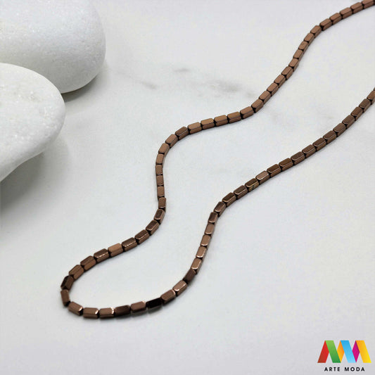 hematit krvavi kamen poludragi mineral metalni sjaj kvarc zrcalo kristal prirodni metalik meditacija zaštita repromaterijal Hematit (ili krvavi kamen) je prirodni mineral smeđe sive ili crne boje karakteriziran prisustvom hladnog metalnog sjaja Vjeruje se da pomaže u jačanju volje samopouzdanja i povezanosti s majkom zemljom Nakit izrađen od njega fascinira svojim tajanstvenim zrcalnim sjajem