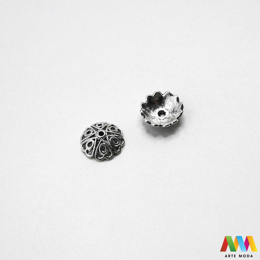Luksuzne metalne filigranske ljevane kapice za perle u srebrnoj zlatnoj i brončanoj boji izložene Prikazane su čvrste i detaljno lijevane ornamentne kapice krunice i zvonoliki ukrasi koji obujmljuju okrugle staklene drvene i kamene perle pri izradi nakita Vrhunski metalni repromaterijal i masivniji dekorativni razdjelnici s preciznim rupama za nizanje namijenjeni za izradu unikatnih ogrlica narukvica i visećih naušnica u DIY radionicama za ručnu izradu modnog i vintage nakita arte moda repromaterijali